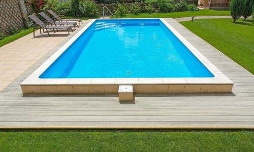 Erfahre, wie du deinen Garten in eine grüne Oase verwandeln kannst, inklusive Pool-Party-Bereich