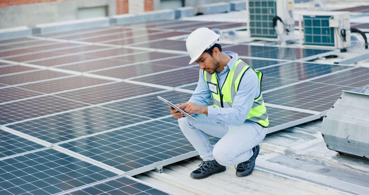 Techniker bei der Inspektion von Solarmodulen auf einem Dach in Leipzig, Photovoltaik-Systeme für erneuerbare Energie