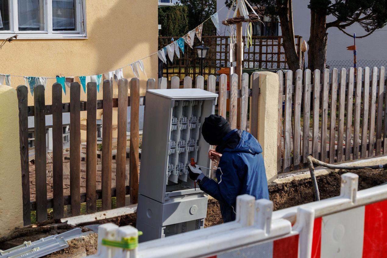 FTTH Zubehör im praktischen Einsatz bei der Installation eines Glasfaseranschlusses im Außenbereich