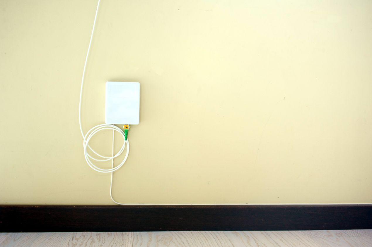 FTTH Zubehör wie Anschlussdose und Glasfaserkabel im Innenbereich fachgerecht installiert