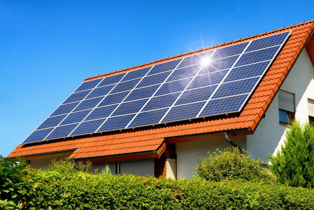 Einfamilienhaus mit Solaranlage auf dem Dach bei Sonnenschein – Photovoltaik Moers im Einsatz zur Eigenstromerzeugung