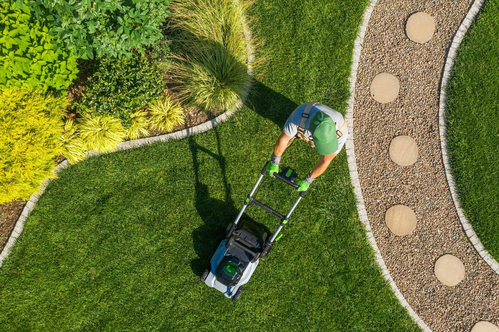 Rasen mähen neben Kiesweg | Gartengestaltung mit Bambus

