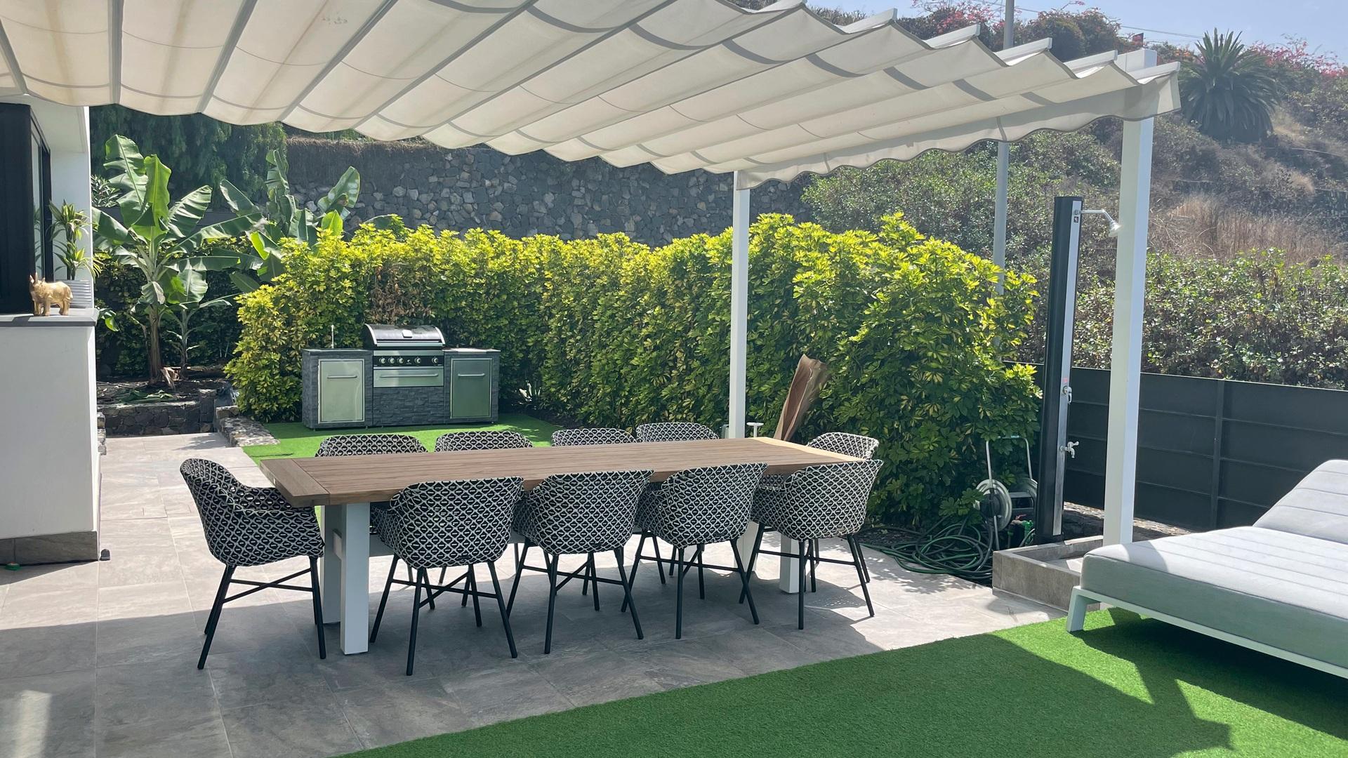 Überdachte Terrasse mit Grill, grossem Tisch und Stühlen | Outdoor Schrank